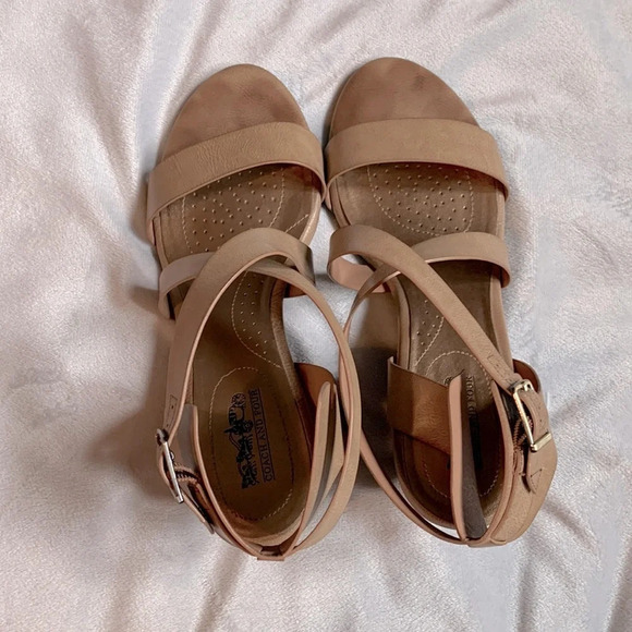 Coach and four strapey tan vegan leather Wood stack heel size 9 womens - Picture 3 of 9